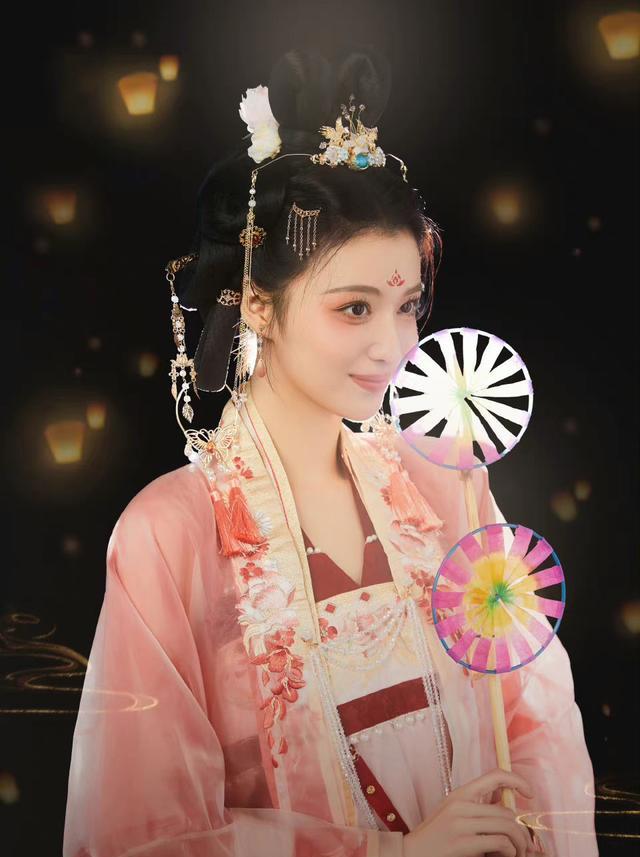 王楚然|王楚然国风大片好美！淡妆浓抹总相宜，网友：速速打包进组演古装