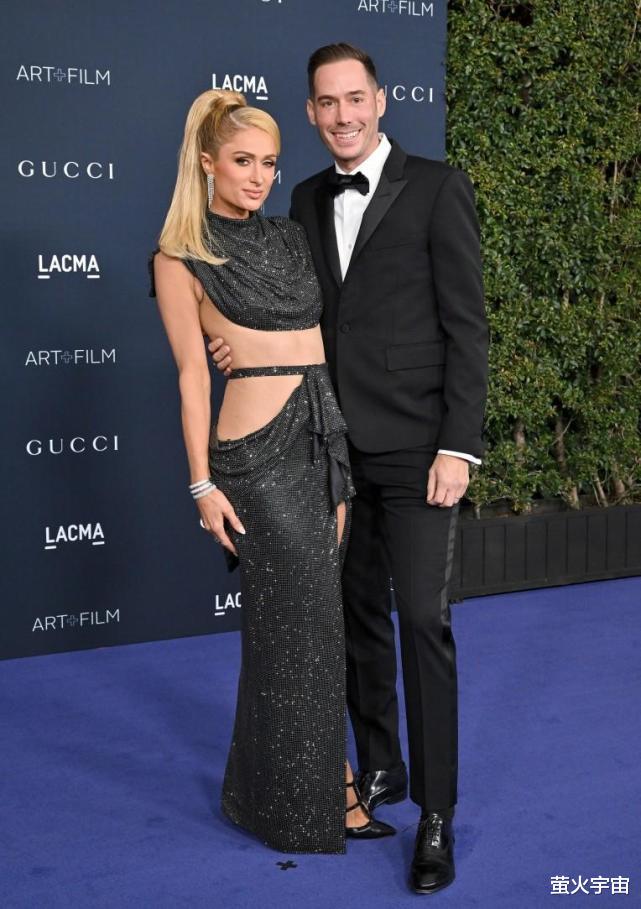 购房置业|美国歌手碧梨与男友穿睡衣披毛毯走红毯,两人相差十岁惹争议