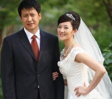 翻译|张国强:因穷被前妻抛弃,二婚娶女明星,如今爱情事业双丰收