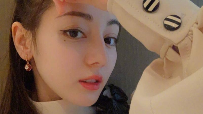 迪丽热巴|热巴怀孕风波升级！被曝要去国外工作，张碧晨当初就是在海外生女！