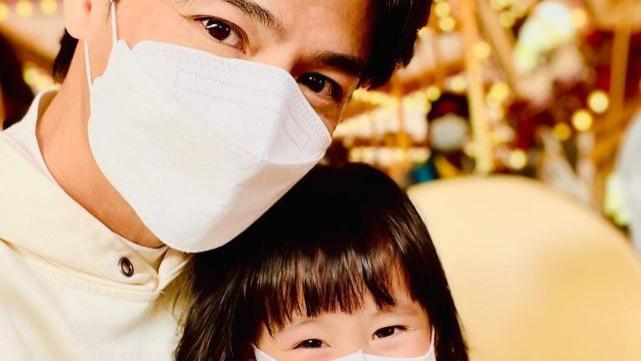 杨怡|杨怡罗仲谦分别晒与一对子女合影 夫妻俩休假尽情享受家庭乐