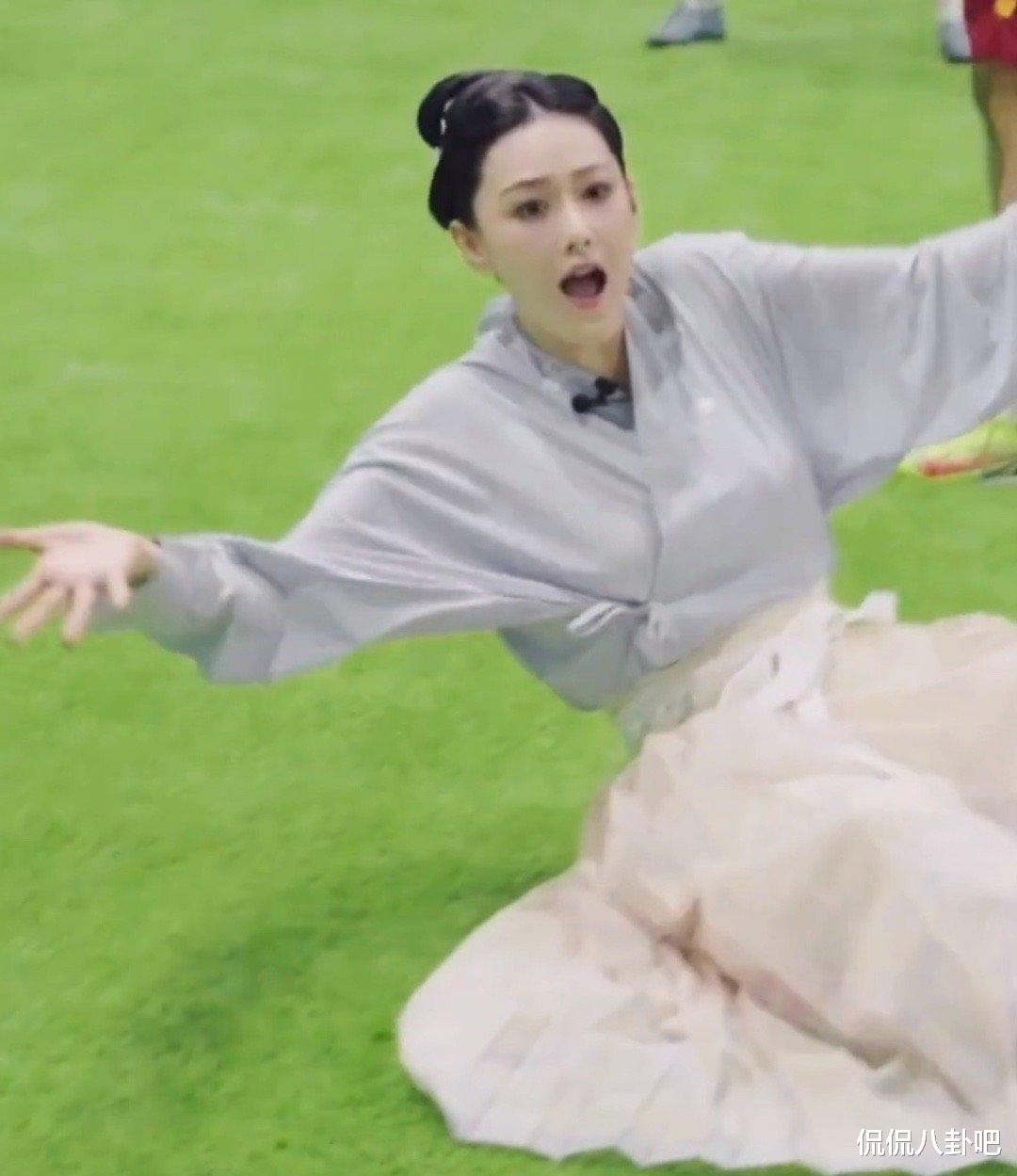 朴恩斌|今日份的快乐来自@张馨予，一起来看看笨蛋美女的踢球vlog吧！