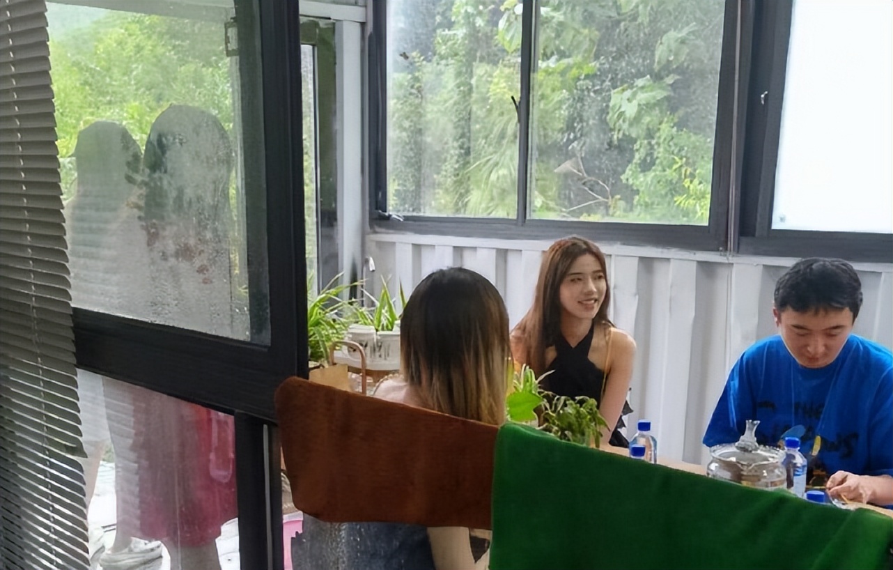 王思聪|王思聪带新女友出游被拍！女方大量私照曝光，腰细腿长神似张婧仪