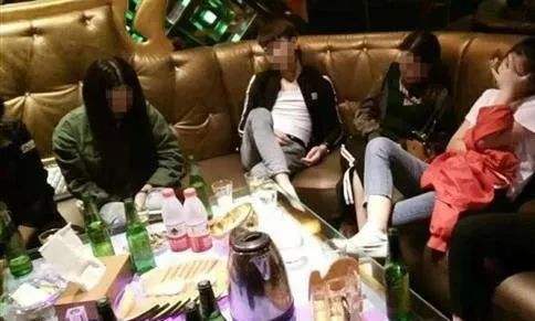 浙江杭州,一男子和朋友去KTV唱歌,并点了几名异性服侍
