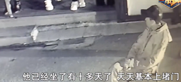 湖南湘潭,周先生的父亲遭到小区两名保安的围殴,被打致胸骨骨折,多处软组织挫伤