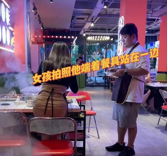 男子跟女朋友吃饭,端着餐具站一边看女孩拍照,网友:你输了