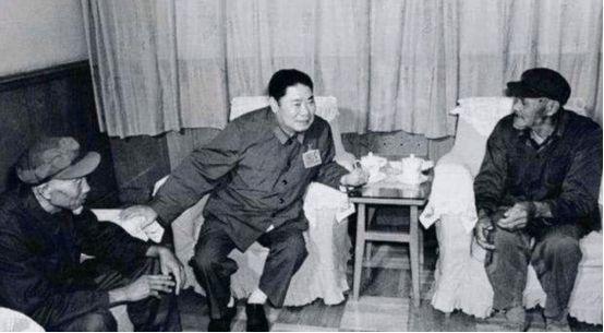 1974年杨得志看老战友,发现他重病没钱治,县委:以为是特务