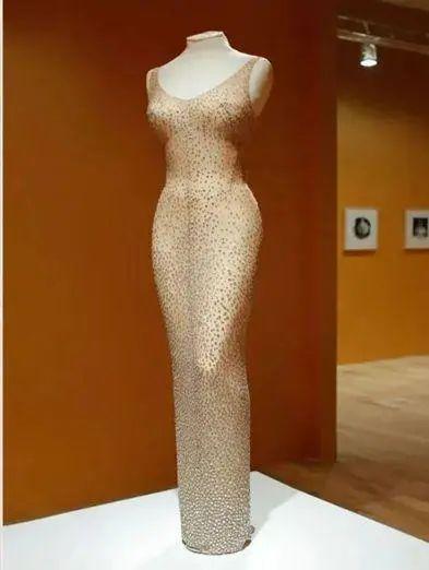 金·卡戴珊|经典被毁!金·卡戴珊穿坏了梦露的钻石裙,韵味还差远了