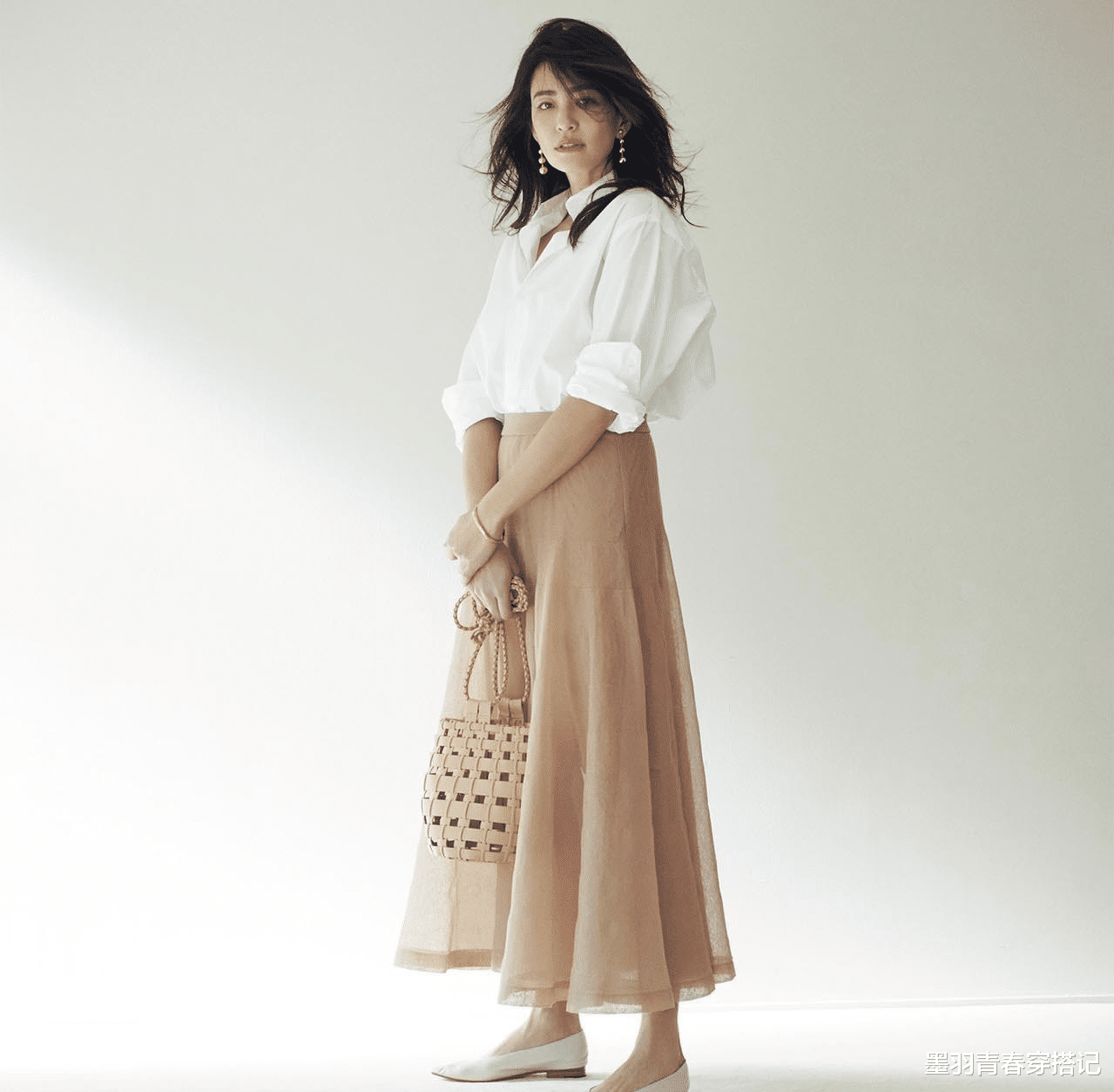穿衣搭配|有品味的女人,衣橱都该有一件白衬衣,万能百搭不过时