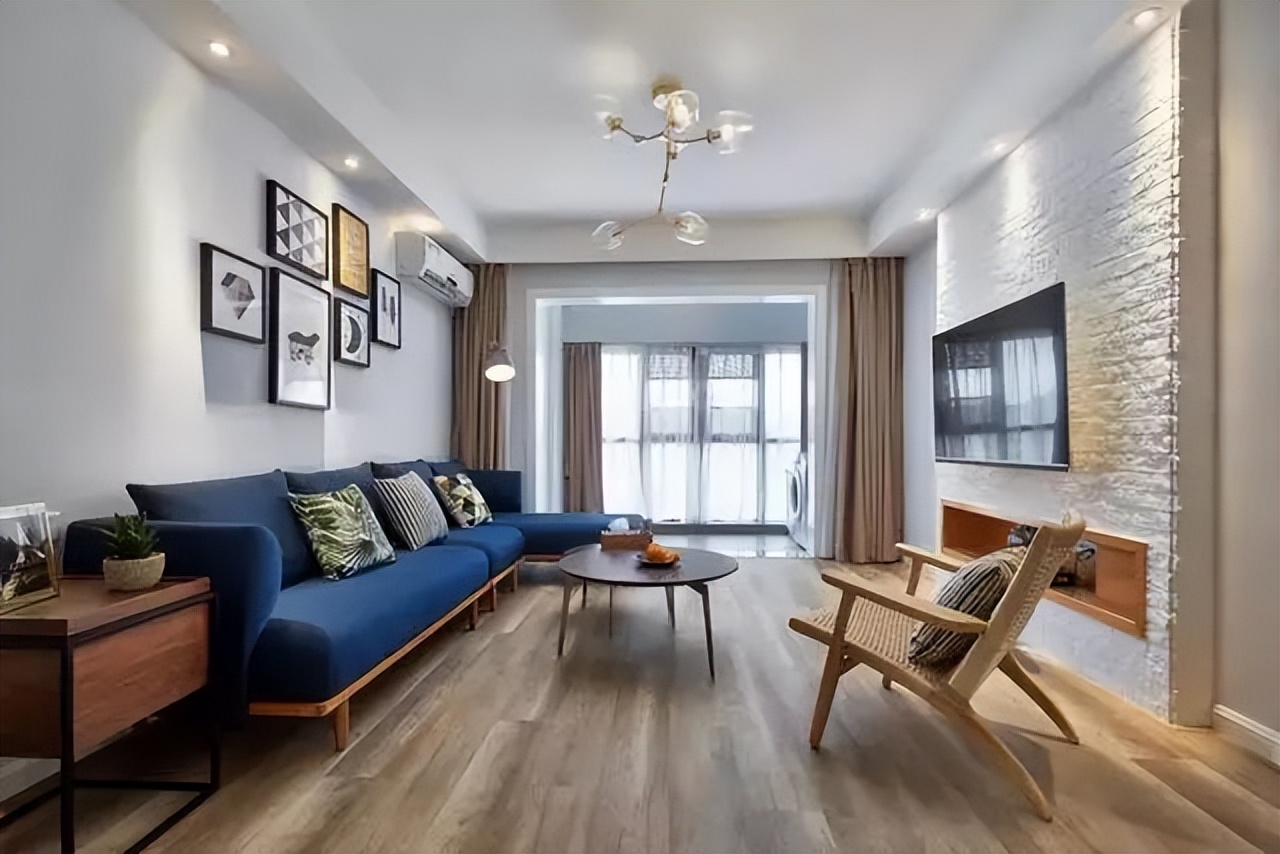 到朋友家参观，一进大门就看到一个多功能鞋柜，非常漂亮！