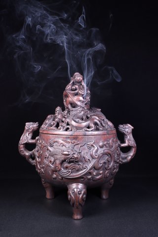 沉香木|旧藏：老沉香木雕九螭香薰炉。