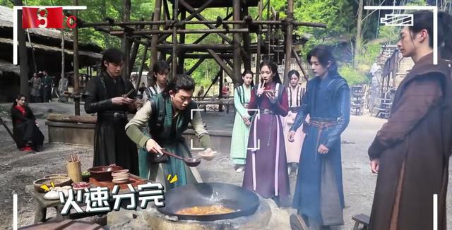 肖战|斗罗大陆干饭花絮曝光，肖战吃饭前后反差大，粉丝直呼太可爱！