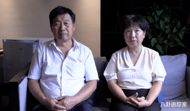 阿雅|田静父母高调秀恩爱，悦悦长出门牙像极了许敏，网友：有爱的家庭