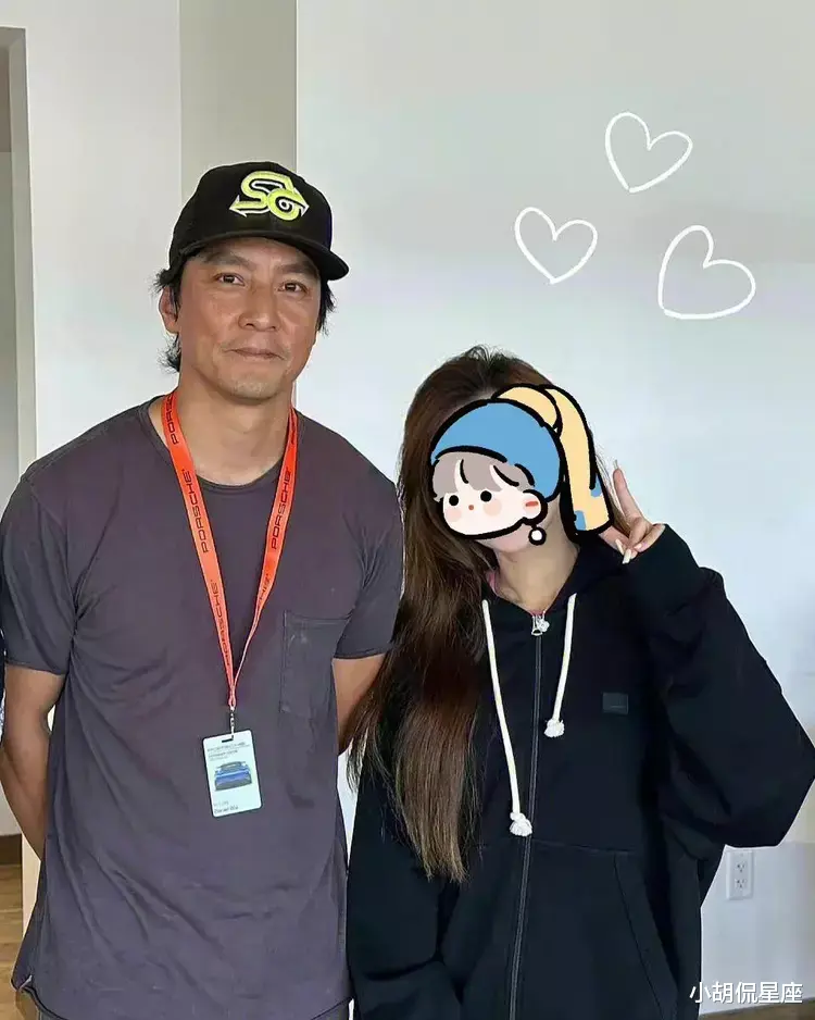 吴彦祖|吴彦祖在国外真是放飞自我，被偶遇引网友热议，头发炸毛像流浪汉