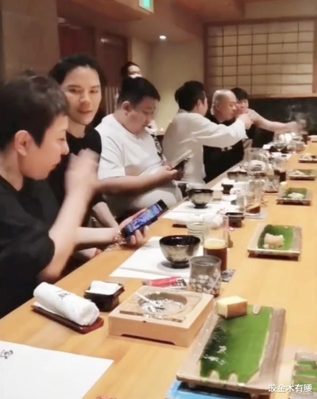 向太|向太首场带货大获成功，向华强带团队吃日料庆功，主动敬酒没架子