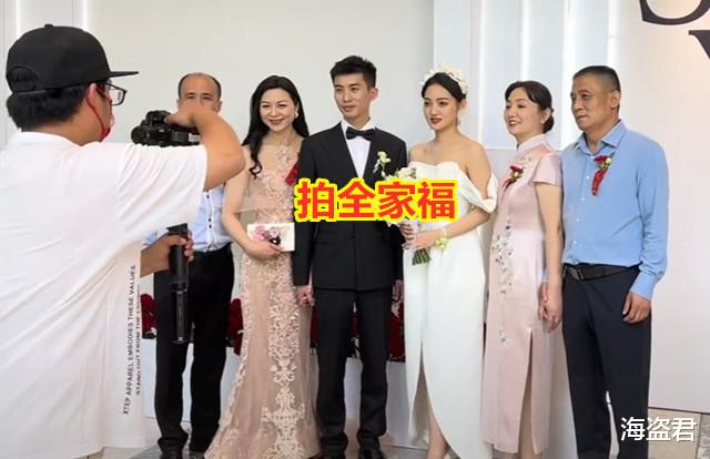 婆婆穿粉色紧身礼服,婚礼上和儿子双手紧握,网友:抢了儿媳风头