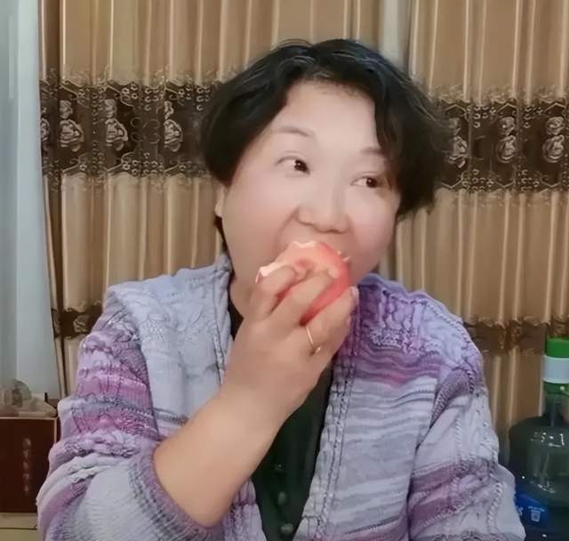 姚策|老杜直播讲述给姚策的花费，直播带货大吃大喝，网友更心疼许妈