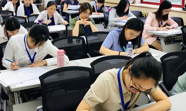 00后女老师下课从不拖堂，铃声一响就收拾东西飞奔，备受学生喜爱