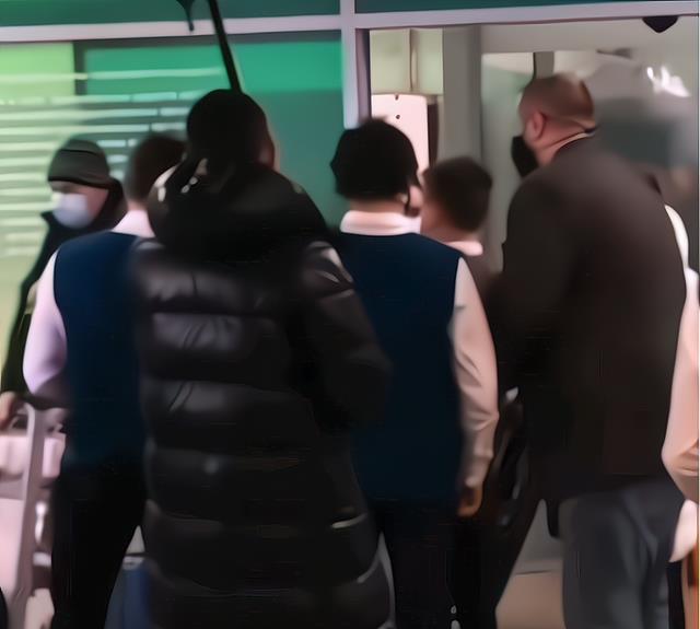 莎莎|莎莎千金K宝蒙圈!突然出现一群人帮拿行李又献花,这是啥情况