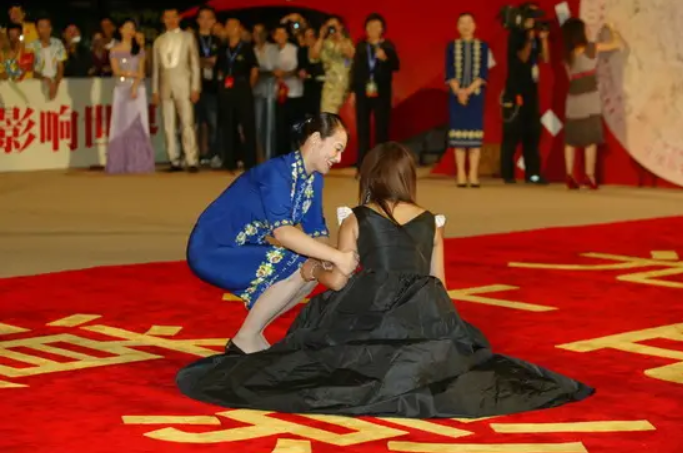 何洁|“消失”的何洁:撒谎精、卑微求工作,但却很幸福?