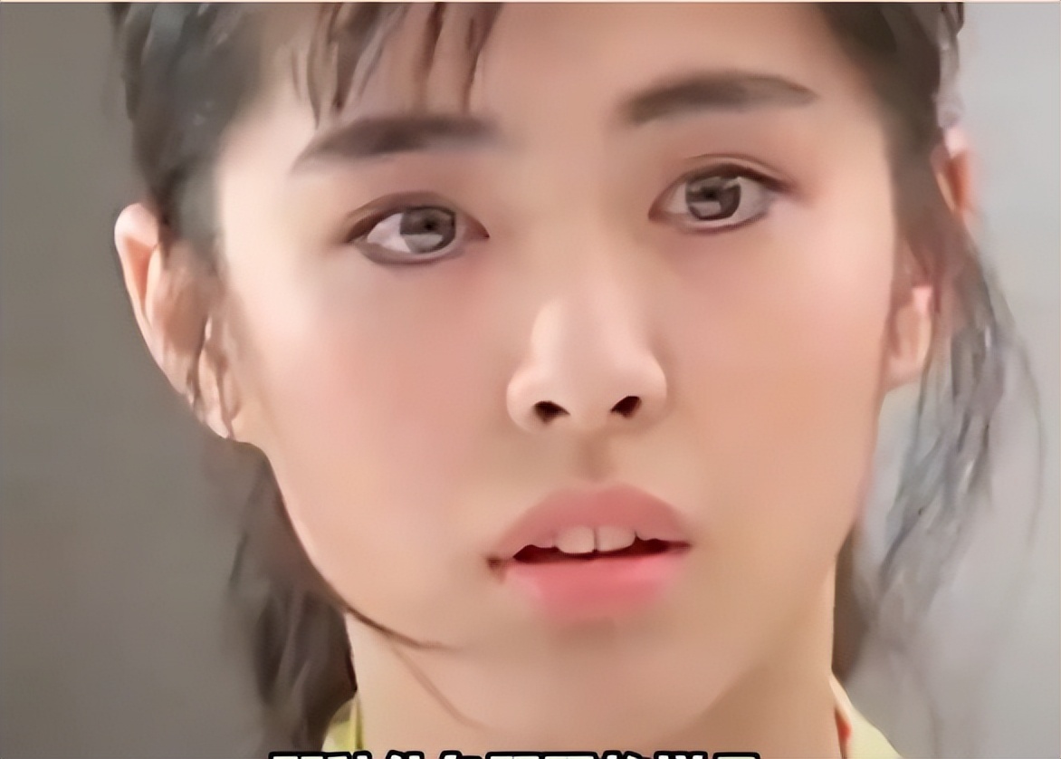 王祖贤|55岁王祖贤佝偻身体在小店吃火锅,吃完用手擦嘴!身材发胖认不出