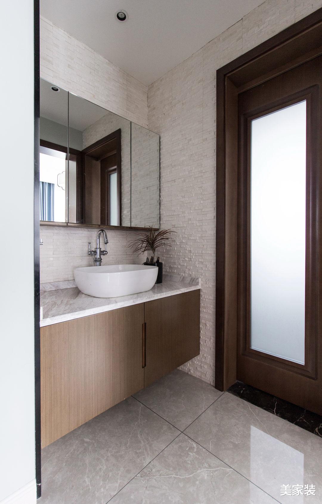 115平方米三居室,还有超大阳台休闲区,实现生活和理想的结合