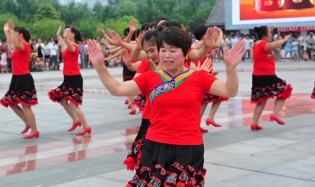 河北广场舞大妈暴打踢足球男孩,妈妈:给我儿子道歉!结局不尽人意