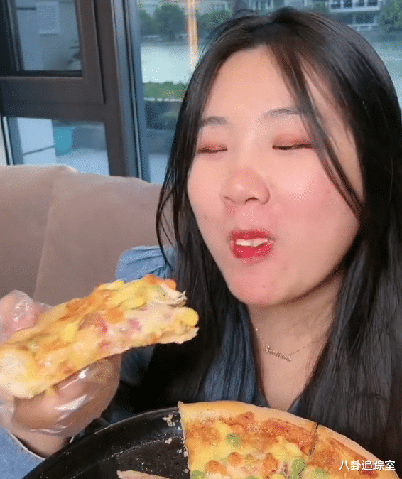 陈三废|陈三废暂停直播，妻子孕晚期扛面粉为家人做饭，网友：流产算谁的