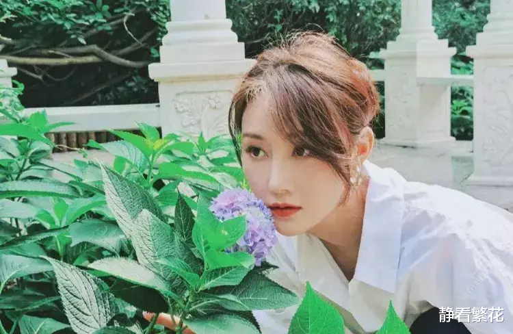 成龙|成龙给张艺谋打电话：这个女孩我相中了，你要不要？不要就给我吧