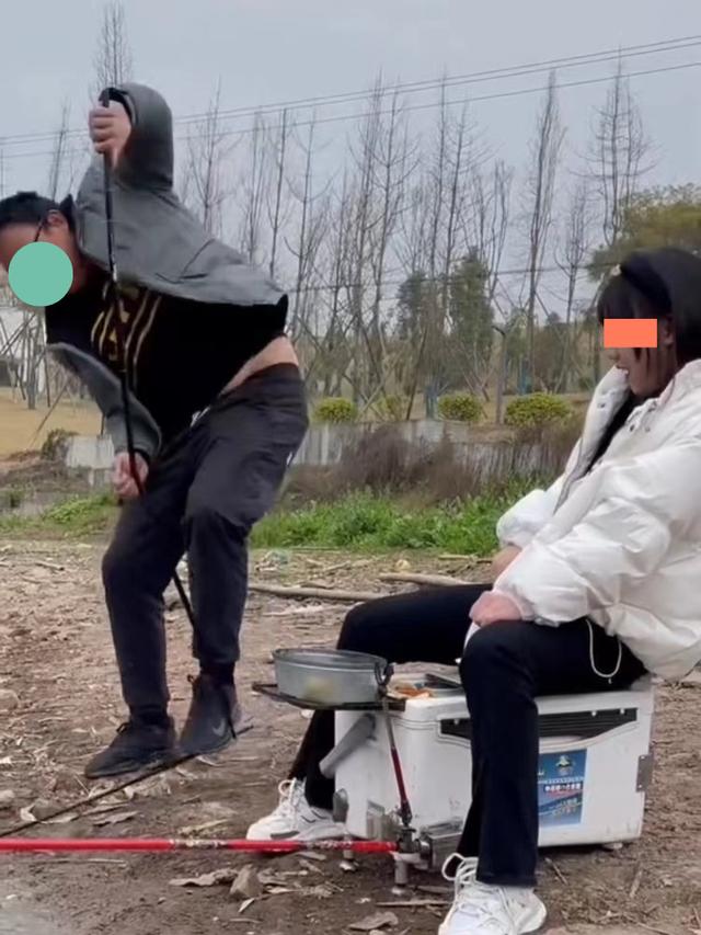 男子得知妻子不上班也不带孩子,跑去钓鱼,把妻子的鱼竿踩断