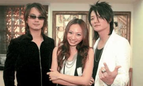 阿沁|踢走主唱找个“替身”炒冷饭，凉透了又喊人家回来，不尴尬吗？