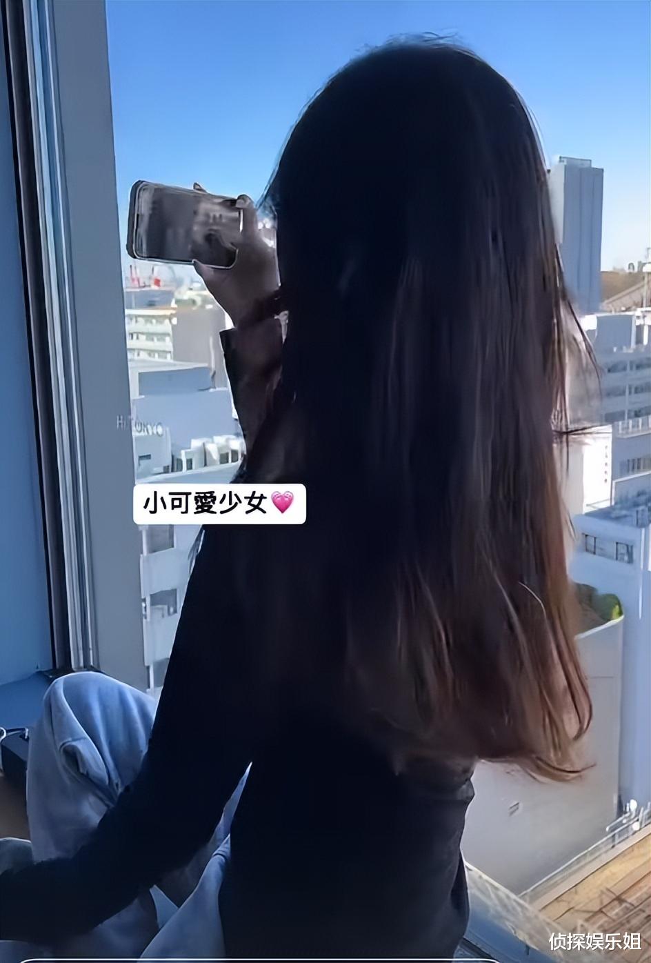 grace|曹格12岁女儿玩自拍，Grace对镜不停撩发，举手投足尽显成熟范儿