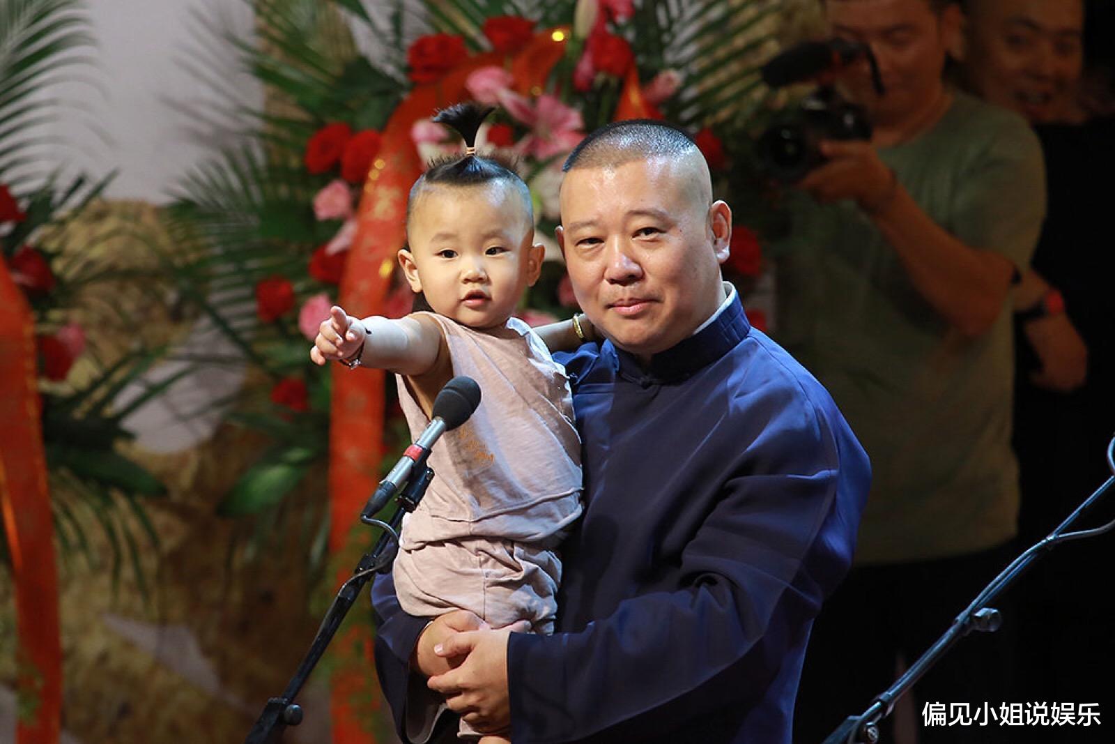 郭德纲|德云社郭德纲做腌蒜，晒照展示别墅花园，无意中来了个低调炫富