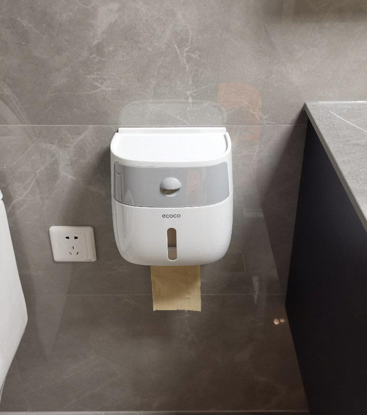 同样是小卫生间装修，看看人家的马桶周围布置，比我家的好太多了