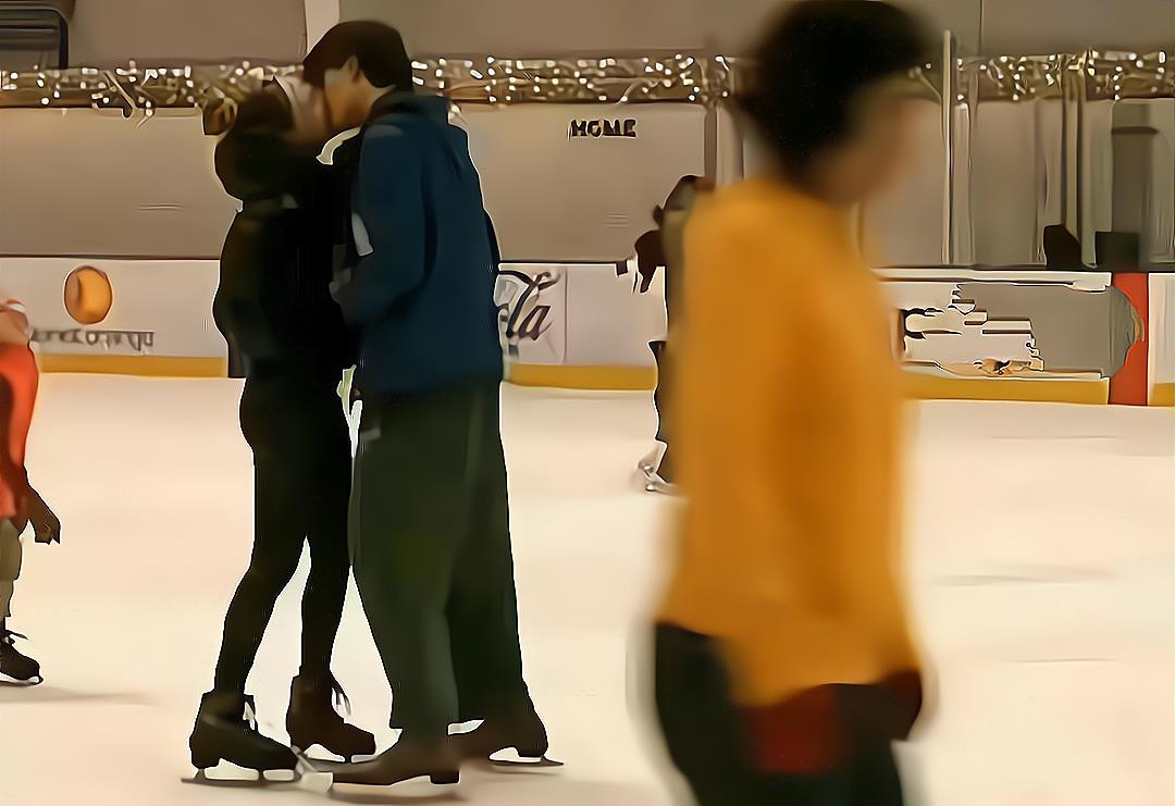 谷爱凌|谷爱凌发文晒照，疑似暂停恋爱回归训练，戴两枚金戒指惹眼