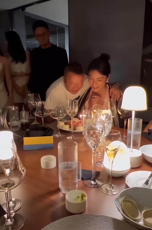 曾志伟|69岁曾志伟与女模搂脖亲吻，女方身材凹凸有致