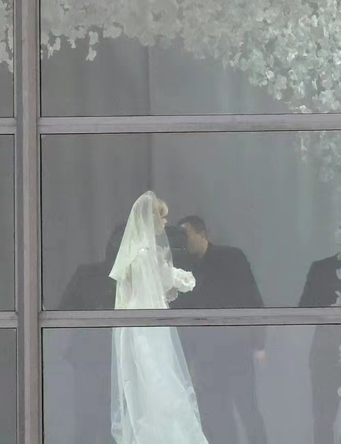 哈珀·贝克汉姆|小贝长子婚礼花两千多万！新娘穿露背婚纱美翻，小七当伴娘好壮实