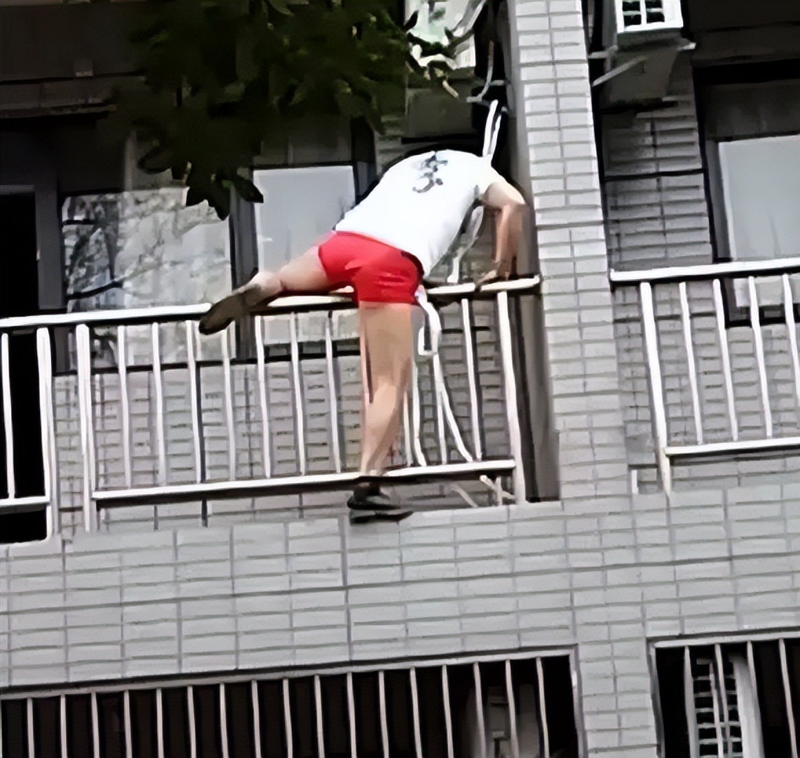 情夫遭捉奸翻出阳台,意外坠亡后家属大闹:你不捉奸他能摔死?