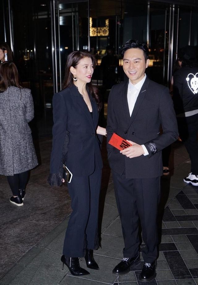 郝蕾|郝蕾和大8岁袁咏仪同穿一件西装,气质在性感面前真不值一提