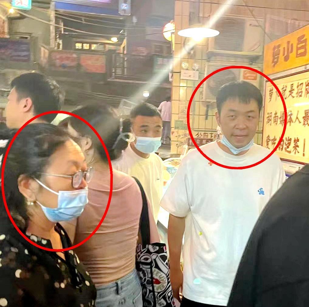 杜海涛 34岁杜海涛素颜露面，瘦到脱相认不出，网友：他老得像亲妈同龄人