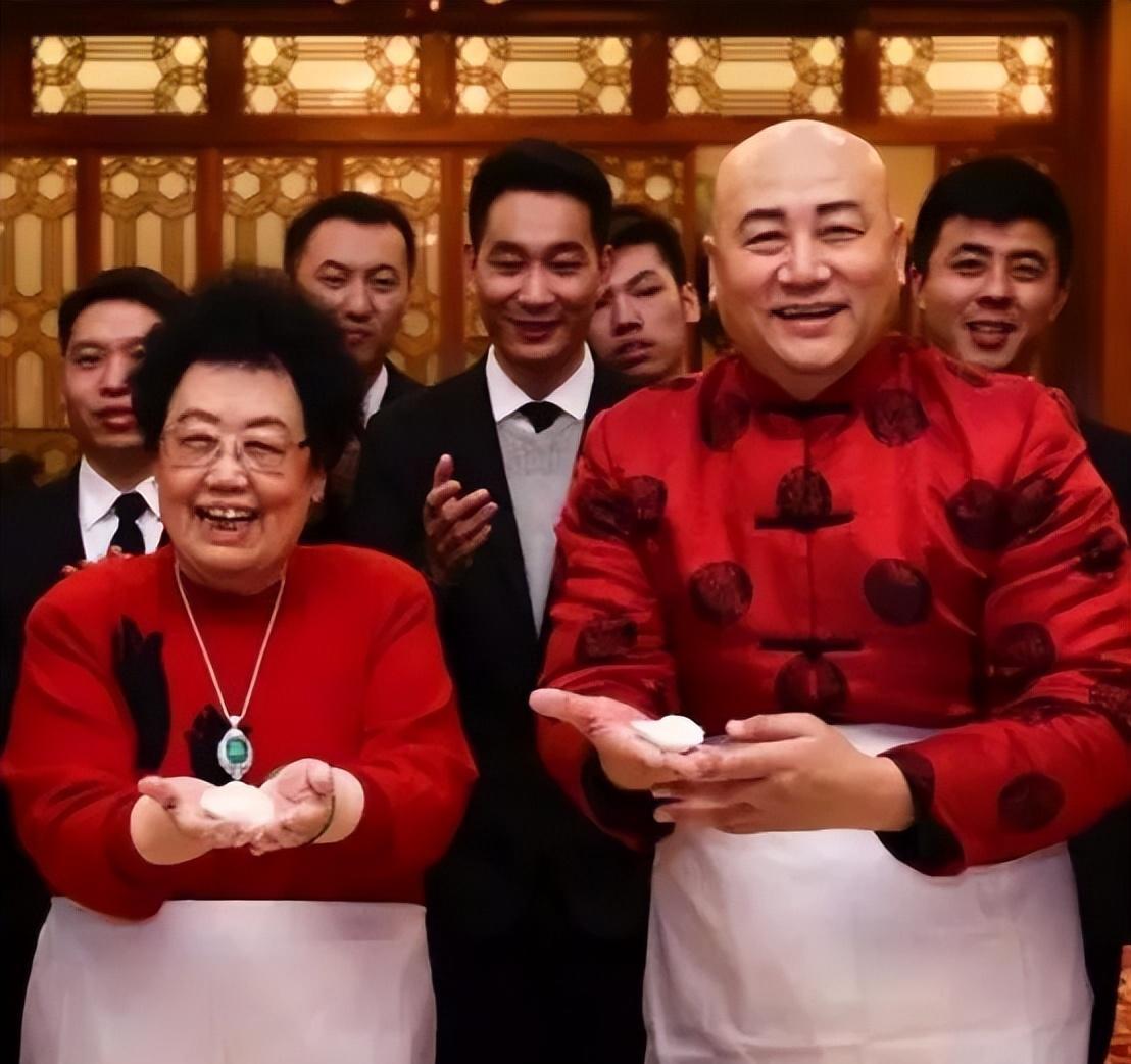 翡翠手镯|富婆们的特殊偏好：为啥都对这件东西情有独钟？