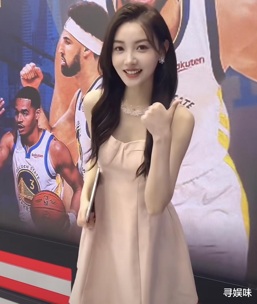 金佳悦|《心动5》女5专心搞事业，工作美照引粉丝称赞，着装却被质疑太短