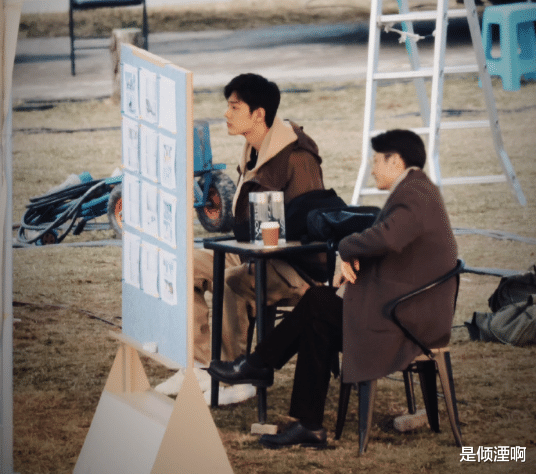 骄阳伴我|肖战《骄阳伴我》休息照曝光!盛阳笑容青涩,白百何颜值气质佳!