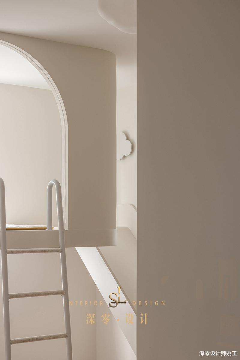 说实话,豪装不一定有她家舒适,客厅整面高柜有藏有露,收纳能力强悍