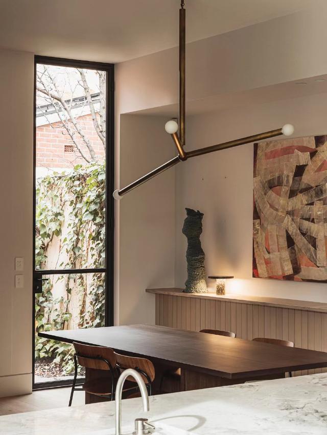 这个宁静的家,中性色调与古董、陶瓷摆件,那叫一个简约大气,美