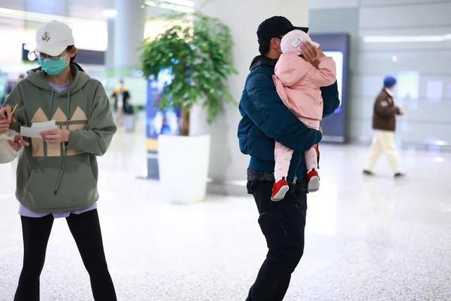毛晓彤|郑恺一家三口现身机场，与苗苗穿情侣鞋挽臂同行，女儿小脸曝光超可爱