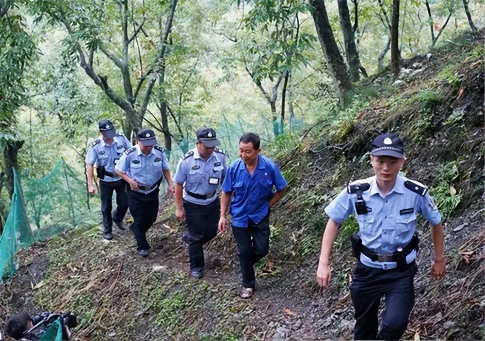 2011年四川荒山出现一野人,验明身份后,发现是潜逃10年的杀人犯