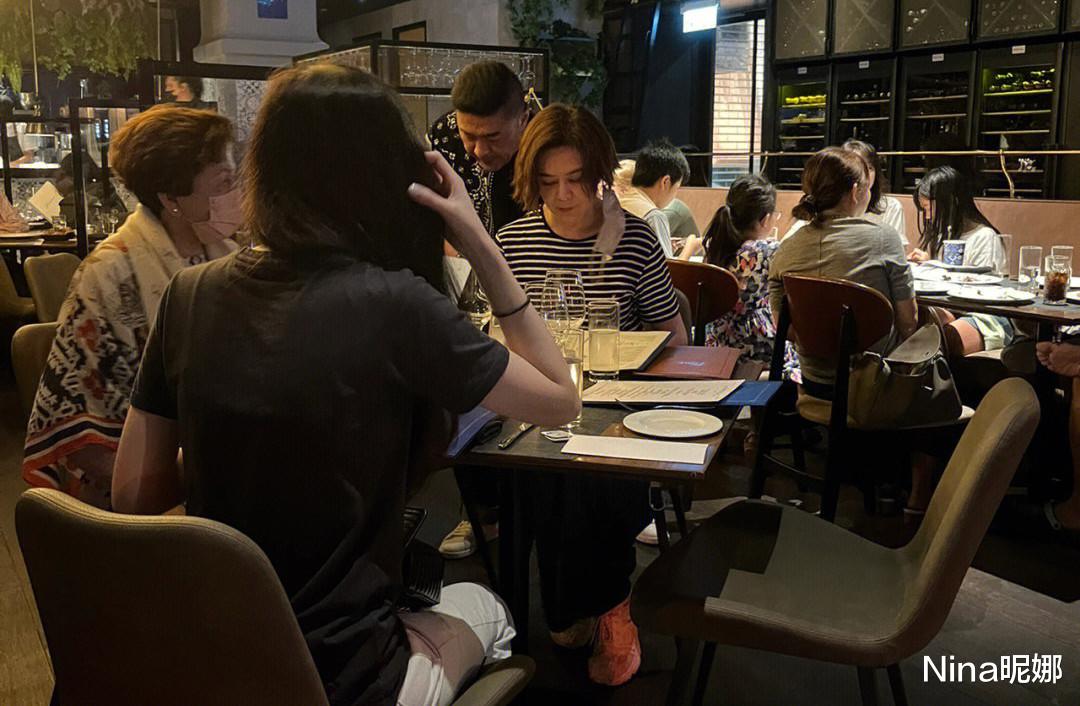 关之琳太平山顶餐厅被偶遇，穿家庭妇女装无星味，路人镜头下暴露60岁年龄