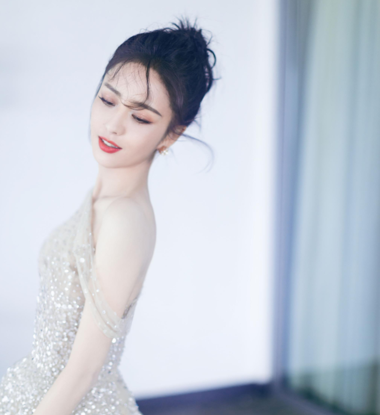 佟丽娅|佟丽娅:新疆三小花之一,颇有古典女子的气质,楚楚动人