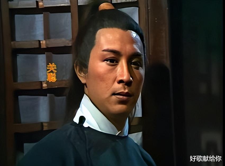 保安|香港过气明星：酷似梁朝伟，无奈当保安，撞脸谢霆锋，转行开公交